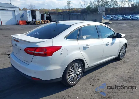 2016 Ford Focus Titanium z USA, uszkodzony, nr VIN 1FADP3J24GL236096